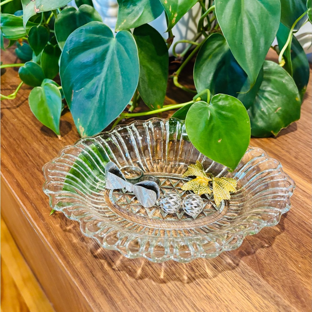 LIQUIDATION -LAST PRICE Elegant Glass Decorative Plate